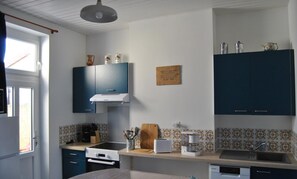 Kjøleskap, mikrobølgeovn, ovn og kokeplater