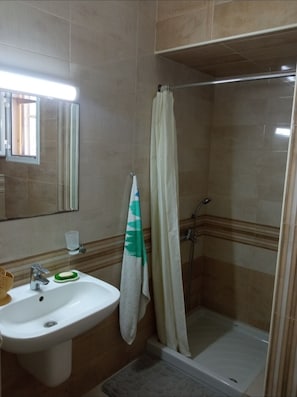 Sèche-cheveux, serviettes fournies, savon, shampoing