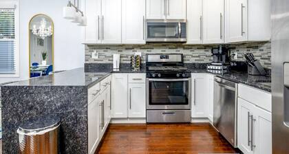 2 Story Oasis: 30+Days + Large Yard/Pet Friendly