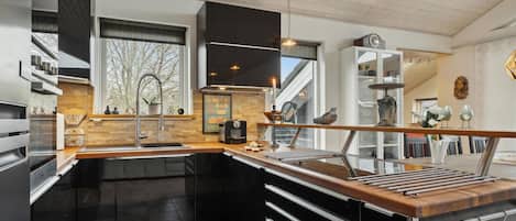 Fridge, oven, stovetop, dishwasher