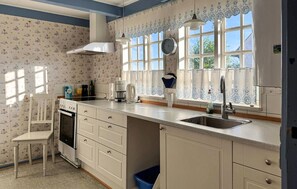 Réfrigérateur, plaque de cuisson, cafetière/bouilloire