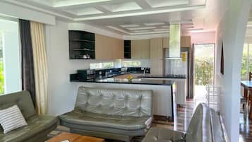 Smart TV, fireplace, stereo