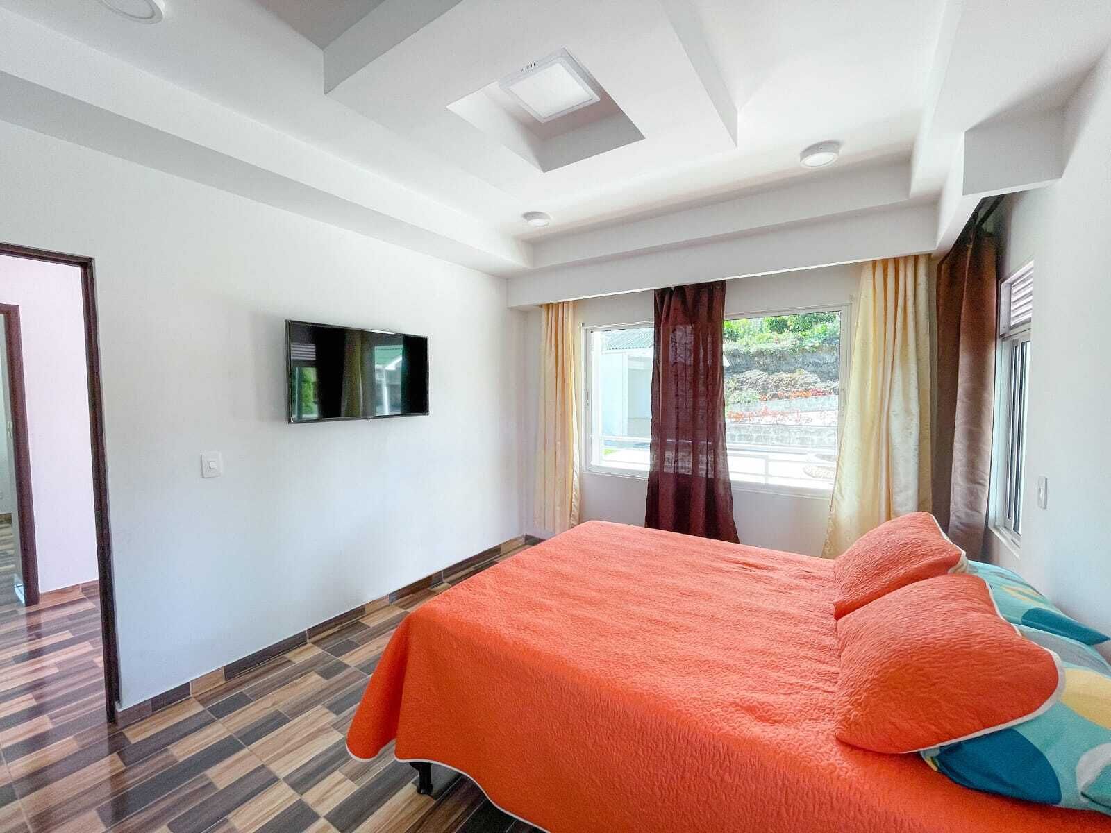 5 habitaciones, escritorio, tabla de planchar con plancha y wifi gratis 