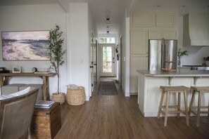 Interior - private hot tub, fun game room, cozy beach house (Long Beach)