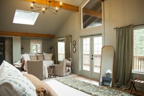 3 bedrooms, travel cot, free WiFi, bed sheets - private hot tub, fun game room, cozy beach house (Long Beach)