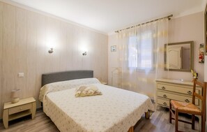 Travel crib, free WiFi