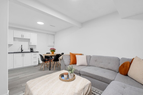 Living area - Entire Luxury Guest Suite: Beautiful Oasis (Calgary)