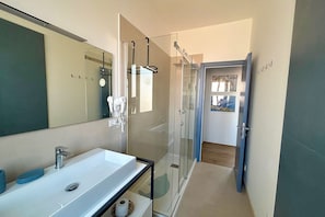 Een douche, een haardroger, een bidet