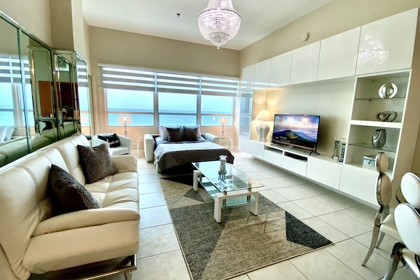 Panoramic Apartment | Living area | 60-inch Smart TV with digital channels, Netflix, Hulu