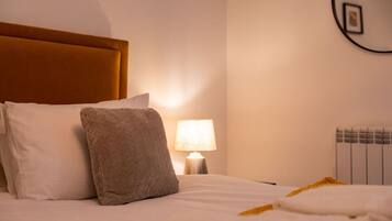 2 bedrooms, desk, iron/ironing board, WiFi