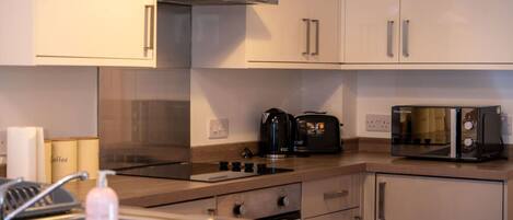 Réfrigérateur, micro-ondes, four, grille-pain