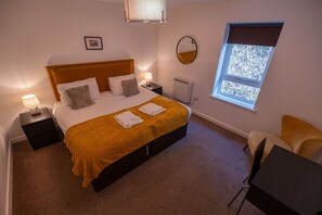 2 Schlafzimmer, Schreibtisch, Bügeleisen/Bügelbrett, WLAN