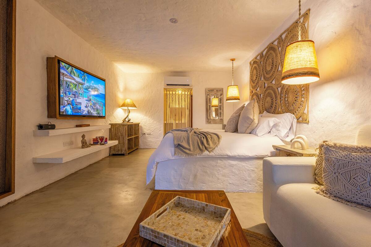 Deluxe Double Room | Minibar, in-room safe, blackout drapes, WiFi (free)