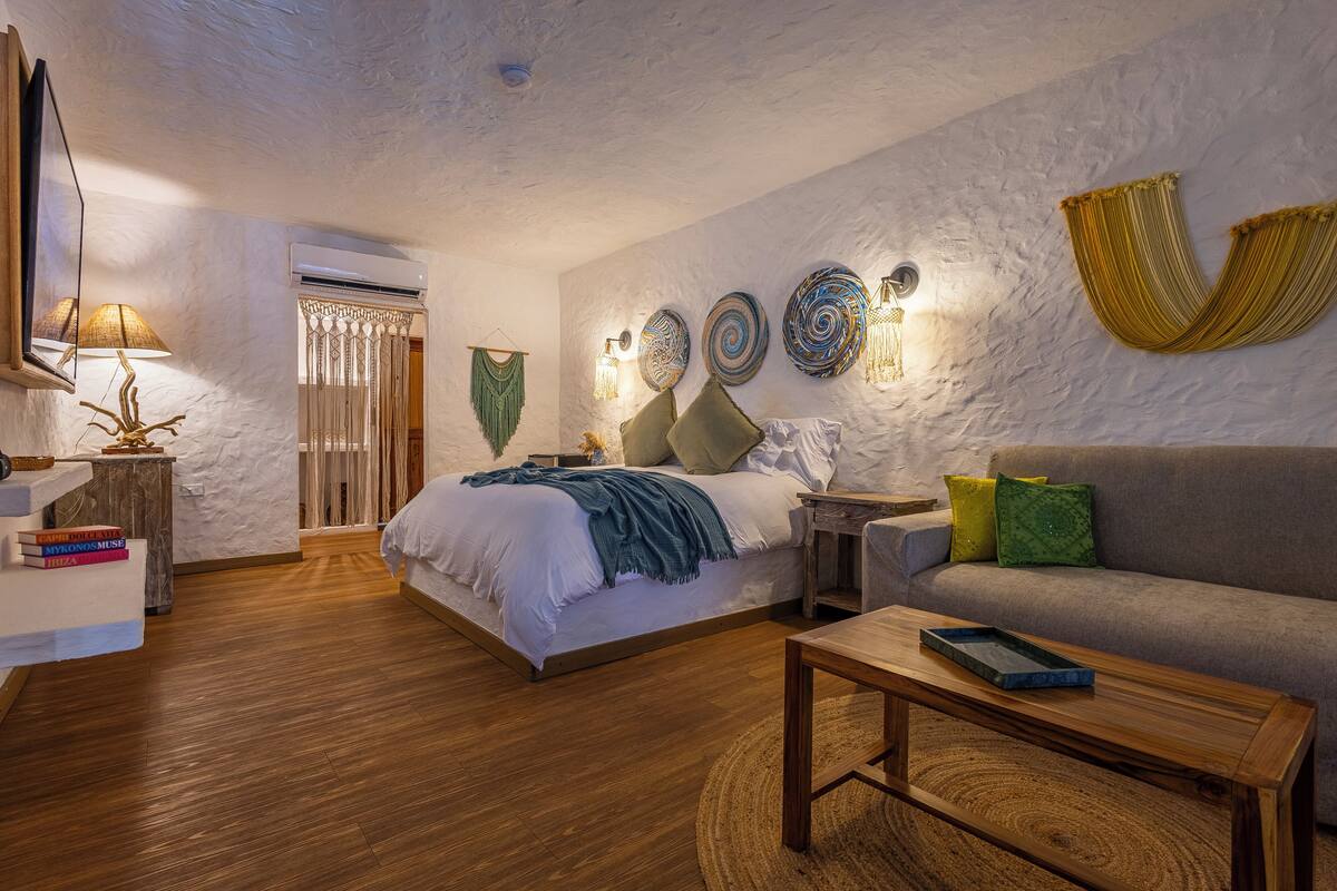 Deluxe Double Room | Minibar, in-room safe, blackout drapes, WiFi (free)