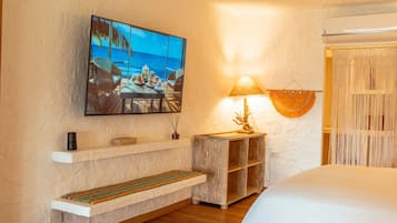 Deluxe Double Room | Minibar, in-room safe, blackout drapes, WiFi (free)