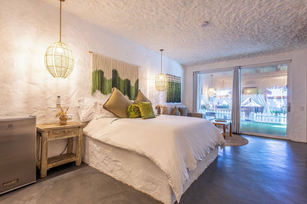 Deluxe Double Room | Minibar, in-room safe, blackout drapes, WiFi (free)