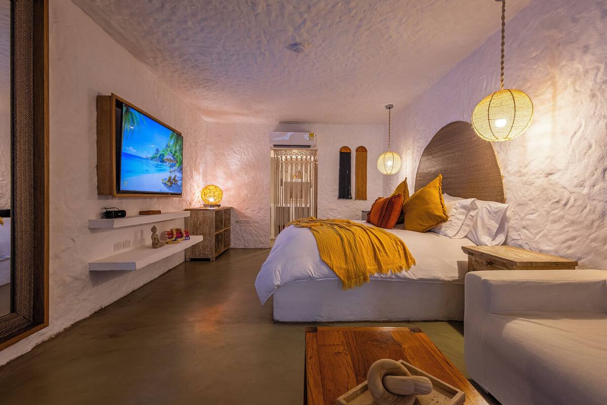 Deluxe Double Room | Minibar, in-room safe, blackout drapes, WiFi (free)