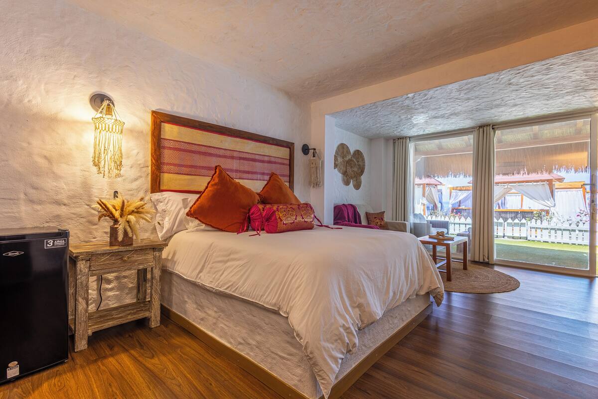 Deluxe Double Room | Minibar, in-room safe, blackout drapes, WiFi (free)