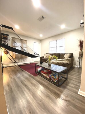 Living area - Budget Friendly Stylish Townhome under 5mins from UAMS/AR Children's (Little Rock)