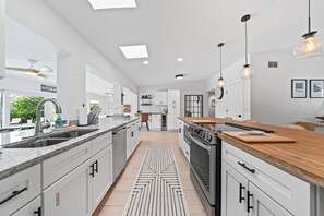 Køleskab, mikrobølgeovn, ovn, kogeplade