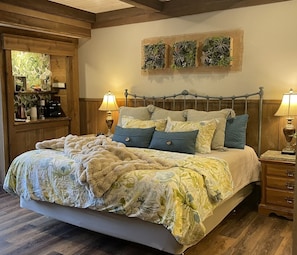 4 bedrooms, desk, iron/ironing board, free WiFi - Peaceful Lake Lanier Escape for Slow Mornings, Sunset Soaks & Gathering Together (Gainesville)