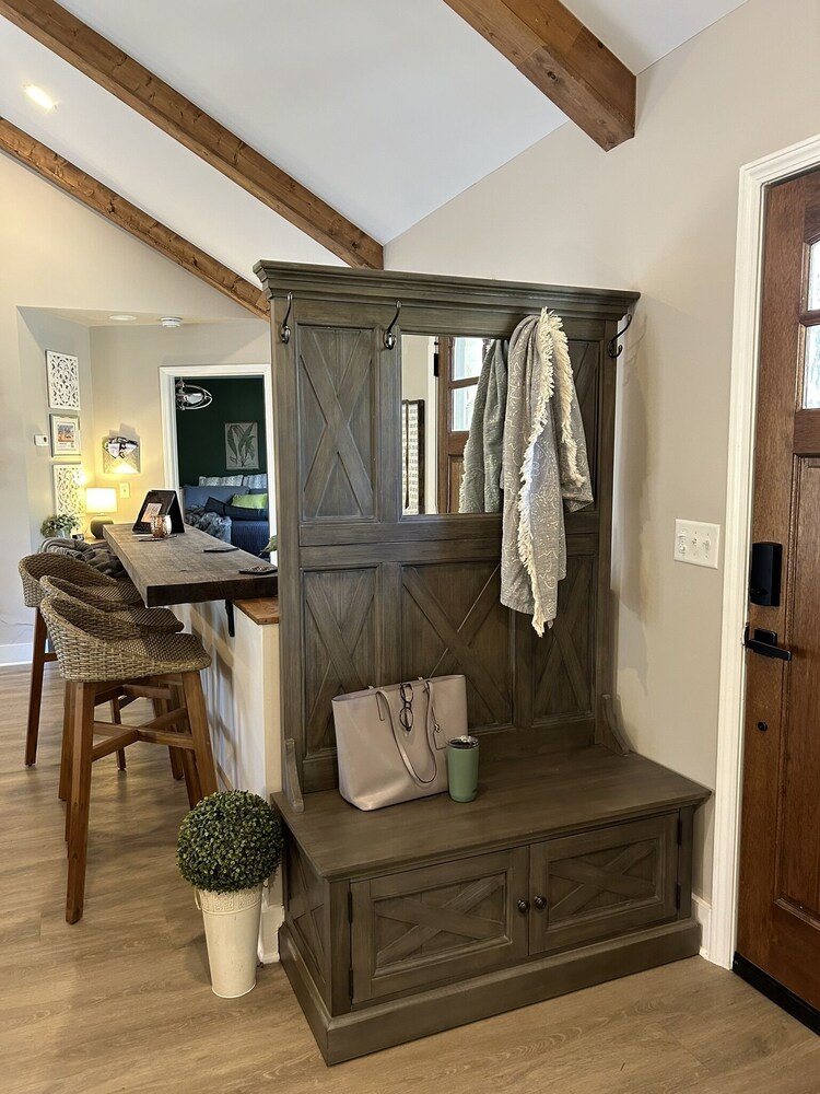 Belle Haven Cottage at Lake Lanier, Waterfront Fun! Private Dock, Sky Deck, Swim Friendly Cove