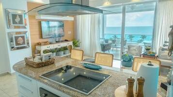 Réfrigérateur, micro-ondes, four, cafetière/bouilloire