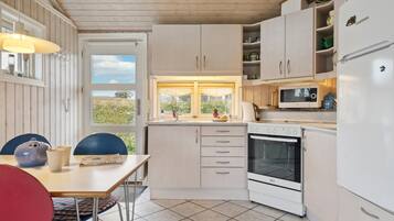 Jääkaappi, liesi, kahvin-/teenkeitin