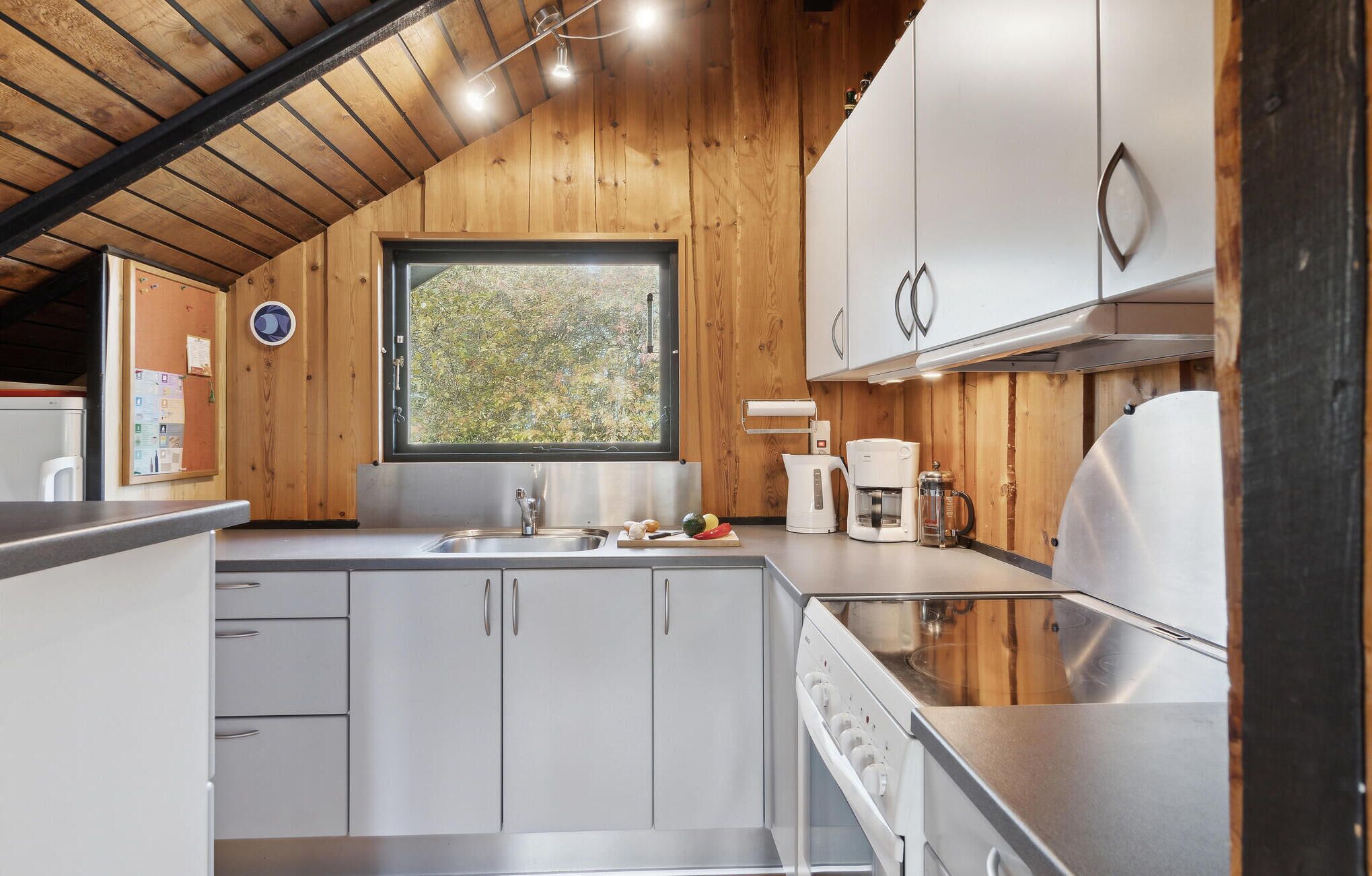 Køleskab, kogeplade, kaffe-/temaskine