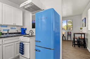 Fridge, microwave, oven, stovetop - Downtown Blueberry Bungalow w/AC, Fully Fenced Yard, 3 Smart TVs, W/D, Fast WiFi (Flagstaff)