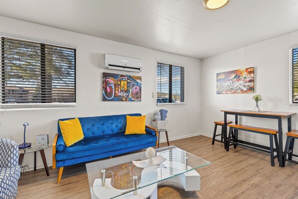 Smart TV, lareira, livros, biblioteca musical