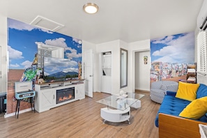 Smart TV, fireplace, books, music library - Downtown Blueberry Bungalow w/AC, Fully Fenced Yard, 3 Smart TVs, W/D, Fast WiFi (Flagstaff)