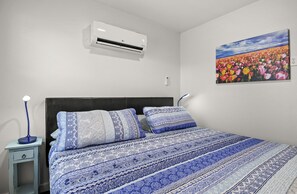 2 bedrooms, iron/ironing board, travel cot, free WiFi - Downtown Blueberry Bungalow w/AC, Fully Fenced Yard, 3 Smart TVs, W/D, Fast WiFi (Flagstaff)