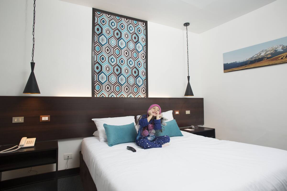Habitación romántica | Ropa de cama hipoalergénica, edredones de plumas, caja fuerte