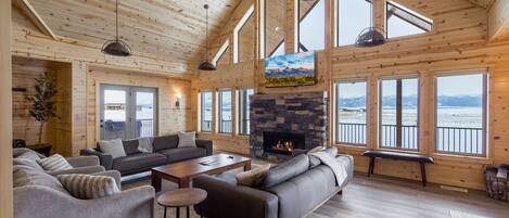 Televisio, takka, pöytätennispöytä