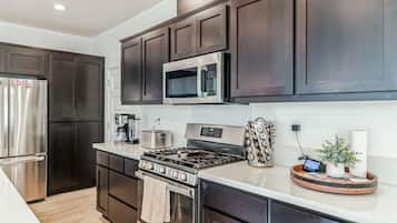 Køleskab, mikrobølgeovn, ovn, kogeplade