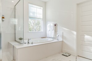 Hair dryer, towels, soap, shampoo - Modern family-friendly home, Napa, wine country, private backyard, fire pit (fairfield)