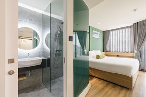 Deluxe Double Room, 1 Double Bed, Balcony, City View | Bathroom | Shower, rainfall showerhead, hair dryer, towels - MO Hotel Bangkok (Bangkok)