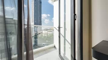 Habitación doble Deluxe, 1 cama matrimonial, balcón, vista a la ciudad | 1 habitación, minibar, escritorio y wifi gratis