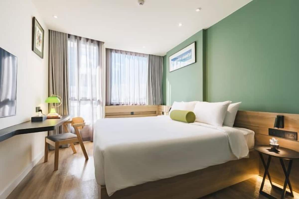 Minibar, desk, WiFi (free), bed sheets