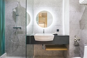Shower, rainfall showerhead, hair dryer, towels - MO Hotel Bangkok (Bangkok)
