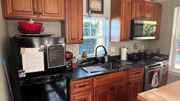 Microondas, horno y placa de cocina
