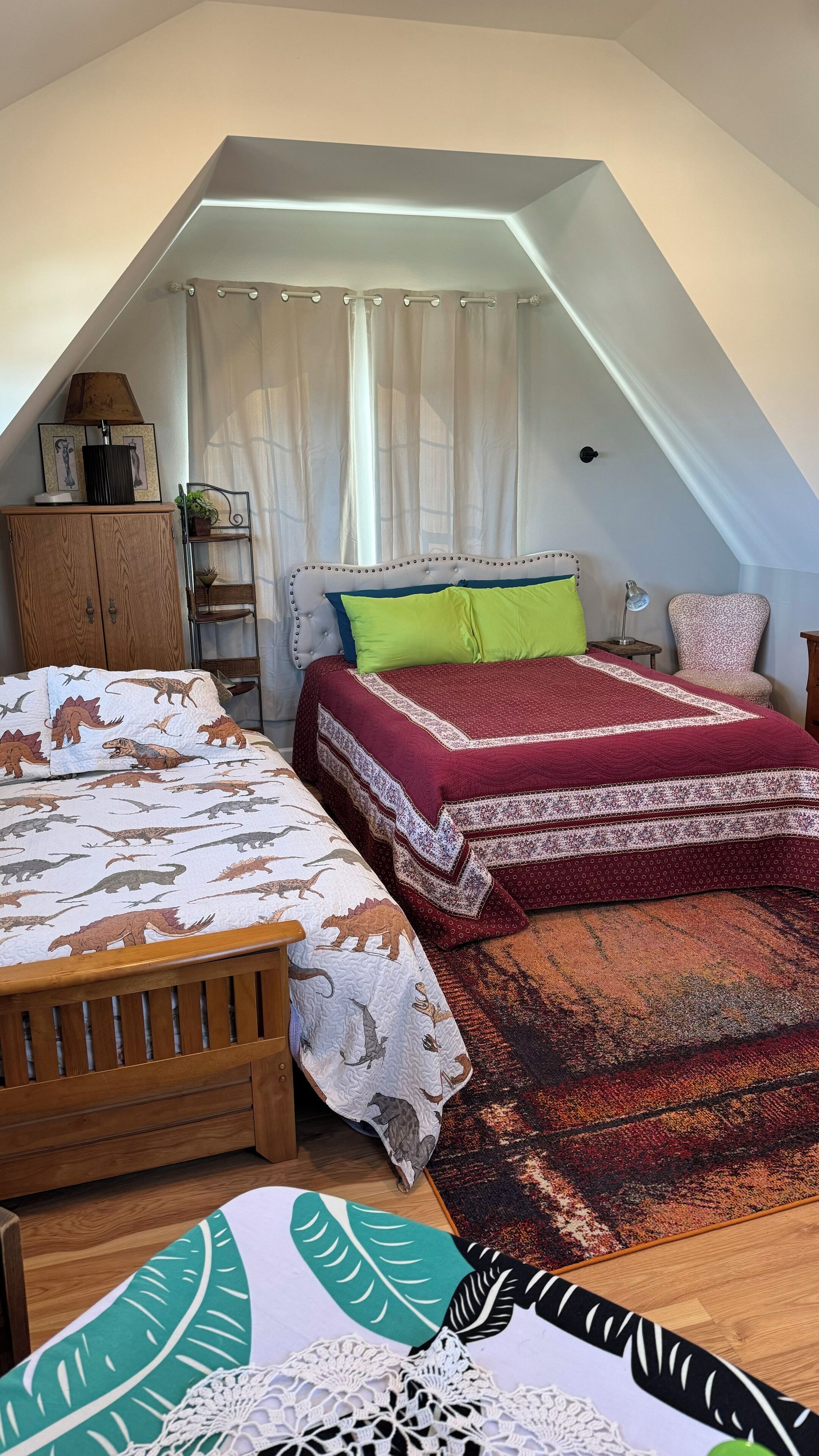 1 habitación, escritorio, tabla de planchar con plancha y cuna de viaje 