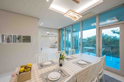 해운대 오션뷰120평 3개층 독채펜션 / 하루 오직 단 한 가족만이 예약가능 / 4대주차 / 넷플릭스 / 빔프로젝트 / 바베큐그릴