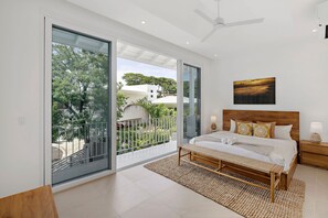 5 bedrooms, iron/ironing board, WiFi, bed sheets - Charming downtown house with Pool, casita & Lush Backyard, 3 Minutes from the Beach (Tamarindo)