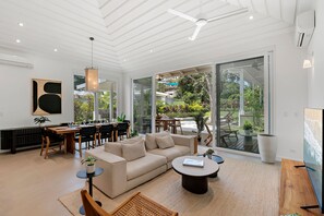 Smart TV - Charming downtown house with Pool, casita & Lush Backyard, 3 Minutes from the Beach (Tamarindo)