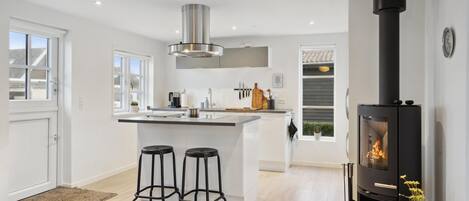 Kjøleskap, ovn, kokeplater og oppvaskmaskin