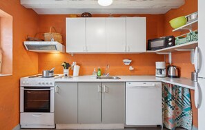 Réfrigérateur, plaque de cuisson, lave-vaisselle, cafetière/bouilloire