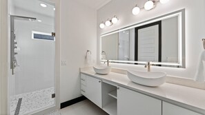 Handtücher, Seife, Shampoo, Toilettenpapier