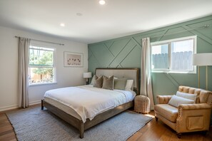 4 bedrooms, iron/ironing board, WiFi, bed sheets